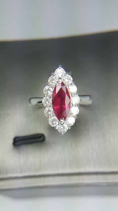 【已售出】橢圓形馬眼紅寶石與鑽石光芒四射光環戒指 -W411