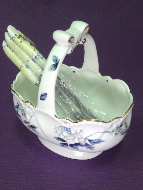 Can Yao ENGLAND COLLECTION璨燿漢佳杯的家族日式青花長型陶瓷器燙金邊蝴蝶結提籃瓷柄不鏽鋼水果叉組