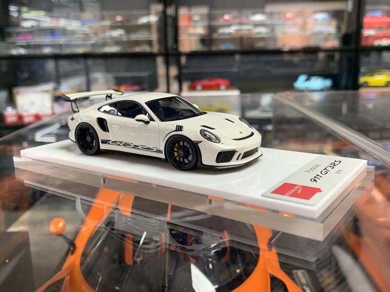 1:43 Spark Porsche 911 (992) GT3 RS grigio ghiaccio metallizzato/rosso piro  RIVE