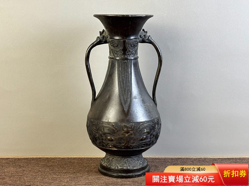 古銅 饕餮紋 双耳 四方 瓶掛(K-LC697) 日本迴流饕餮紋老銅瓶雙耳造型，銅質，高27.5cm，直徑13.5cm，重2.5斤