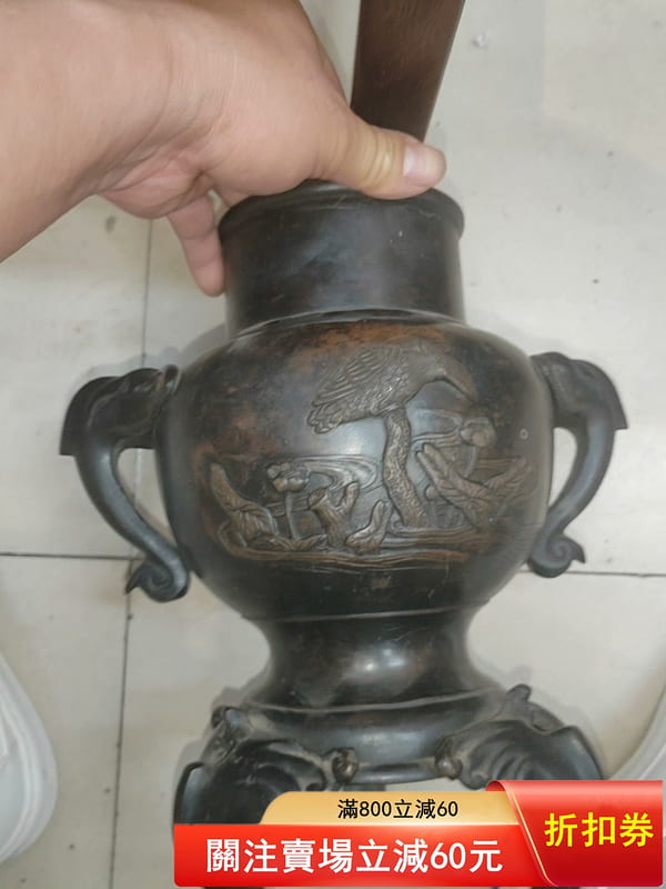 海外迴流，斑紫銅薄端花器，高浮雕鳳凰紋，銅質厚重，重5.84公斤，具體