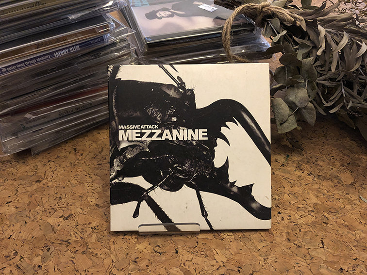 《紅舍小舖》 經典電音Massive Attack強烈衝擊 /Mezzanine絕版  [正版CD ] 九成新
