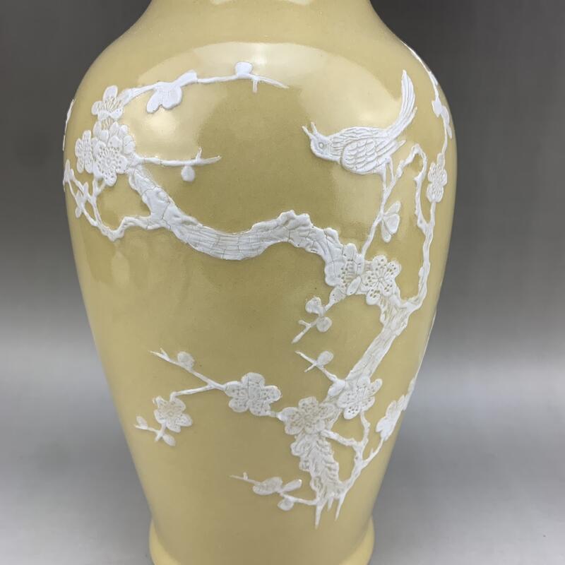 中国美術 古玩 米黄釉堆白花鳥花瓶 景德鎭製 中国美術 古玩 米黄釉堆白花鳥花瓶 景德鎭製 - メルカリ