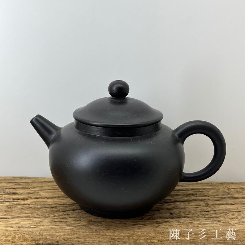 陳子彡】A140 [周桂珍黑朱泥80年代紫砂壺茶壺7孔約350cc] 中國宜興紫砂壺有七天鑑賞期！ | 露天市集| 全台最大的網路購物市集